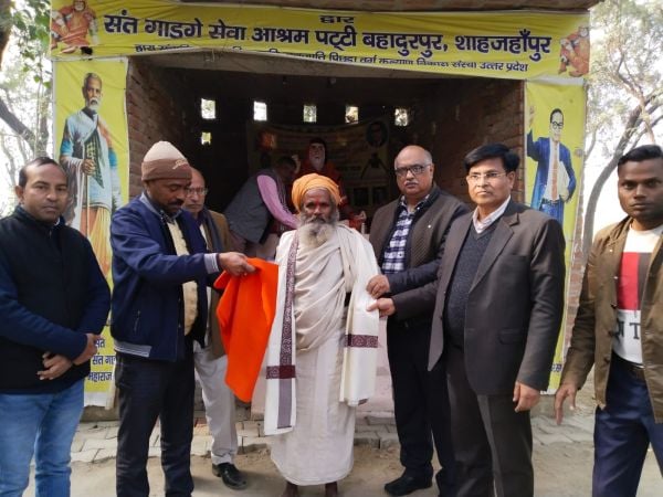 रोजा में संत गाडगे आश्रम में महंत को सम्मानित करते आम आदमी पार्टीं के अध्यक्ष राजीव यादव
