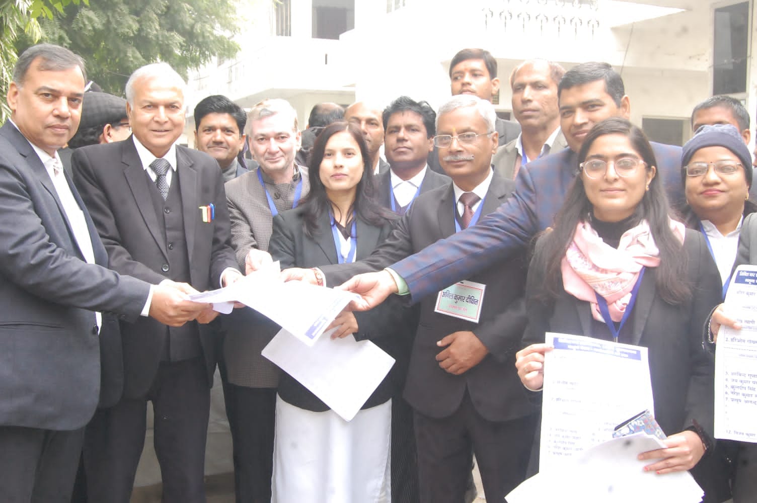 सिविल बार एसोशिएशन के चुनाव में मतदान दौरान मौजूद अधिवक्ता।