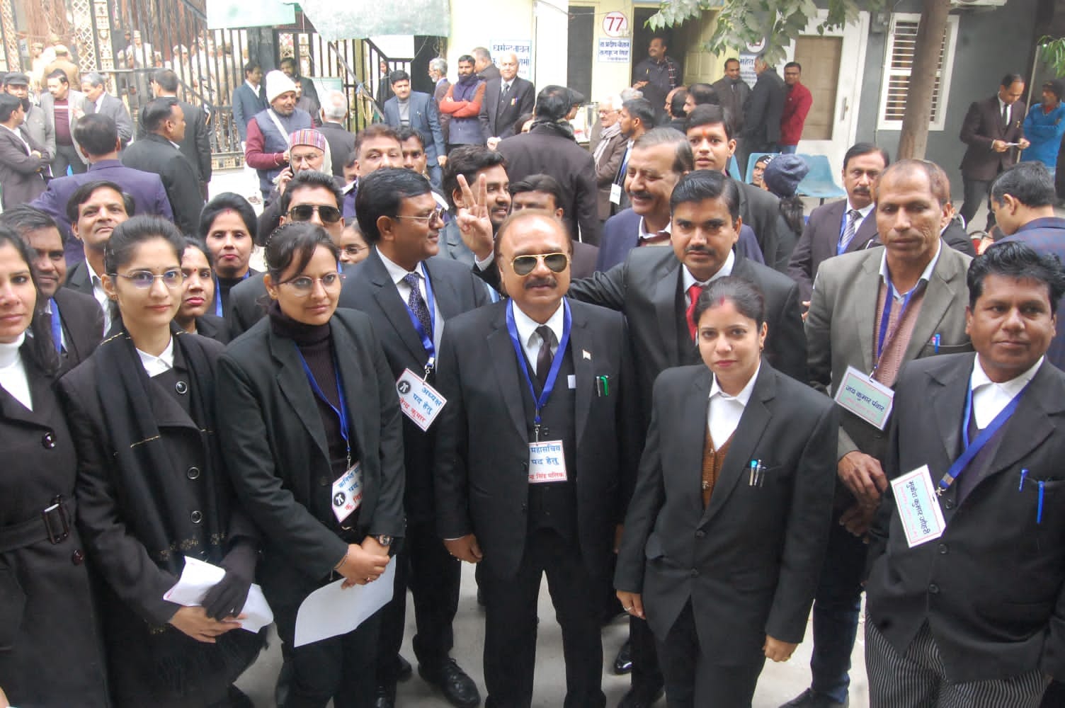 सिविल बार एसोशिएशन के चुनाव में मतदान दौरान मौजूद अधिवक्ता।