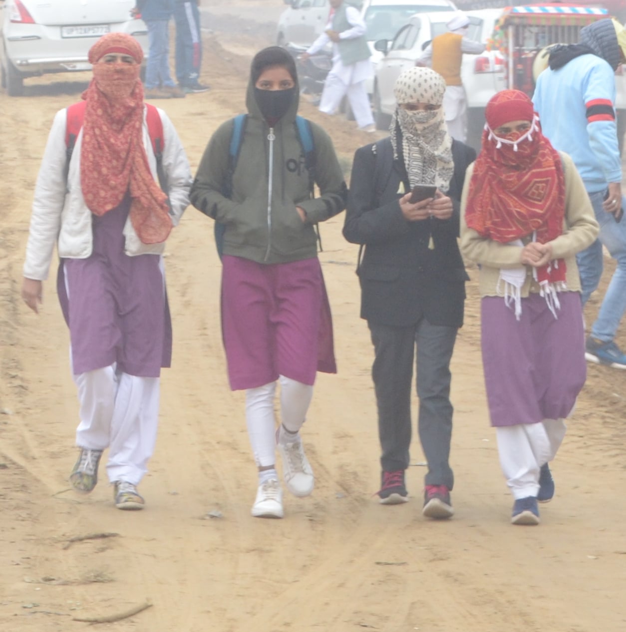 शामली  कोहरे में गुजरती छात्राएं