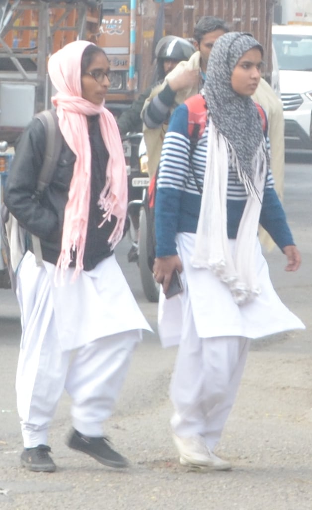 शामली  कोहरे में गुजरती छात्राएं