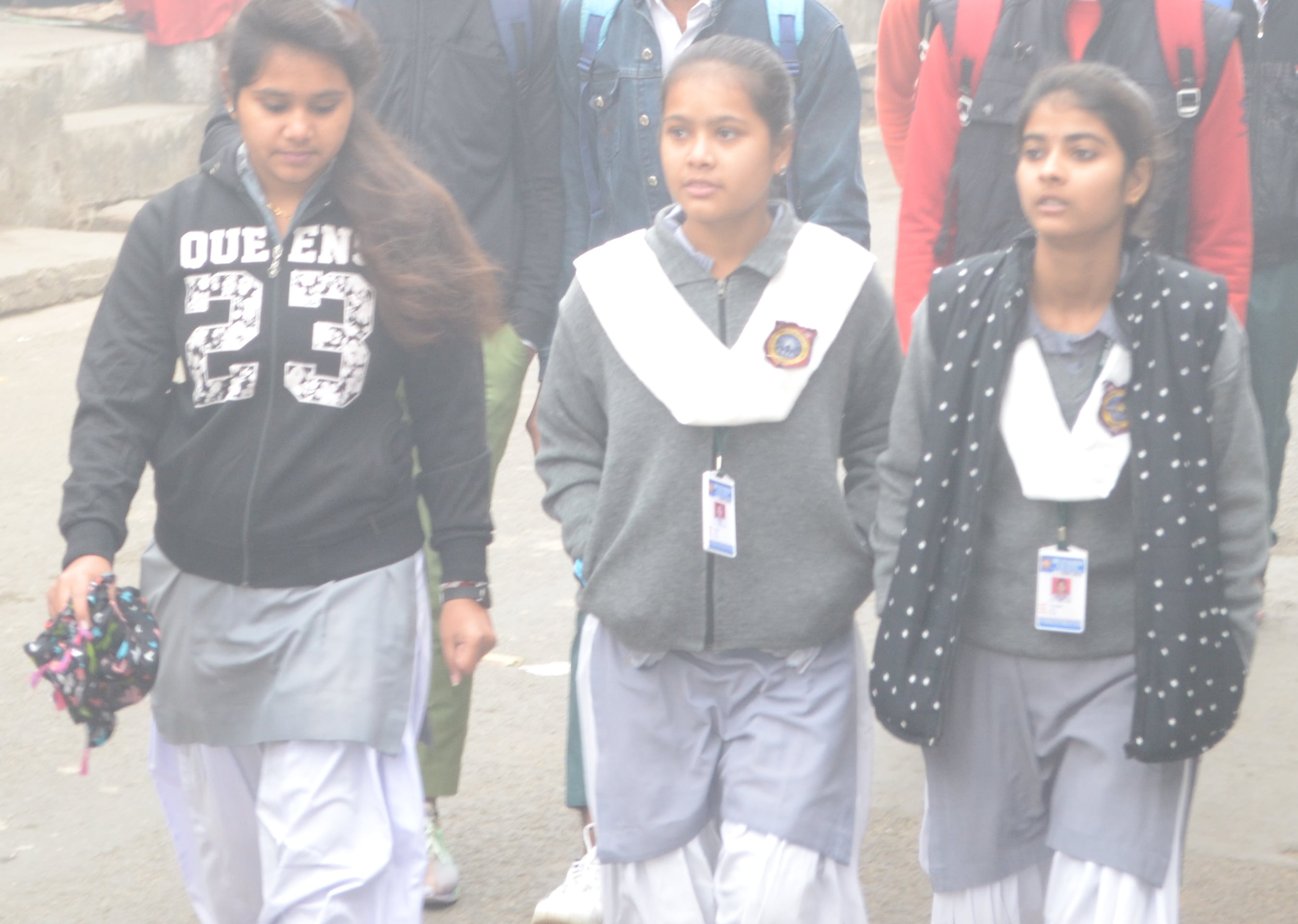 शामली  कोहरे में गुजरती छात्राएं