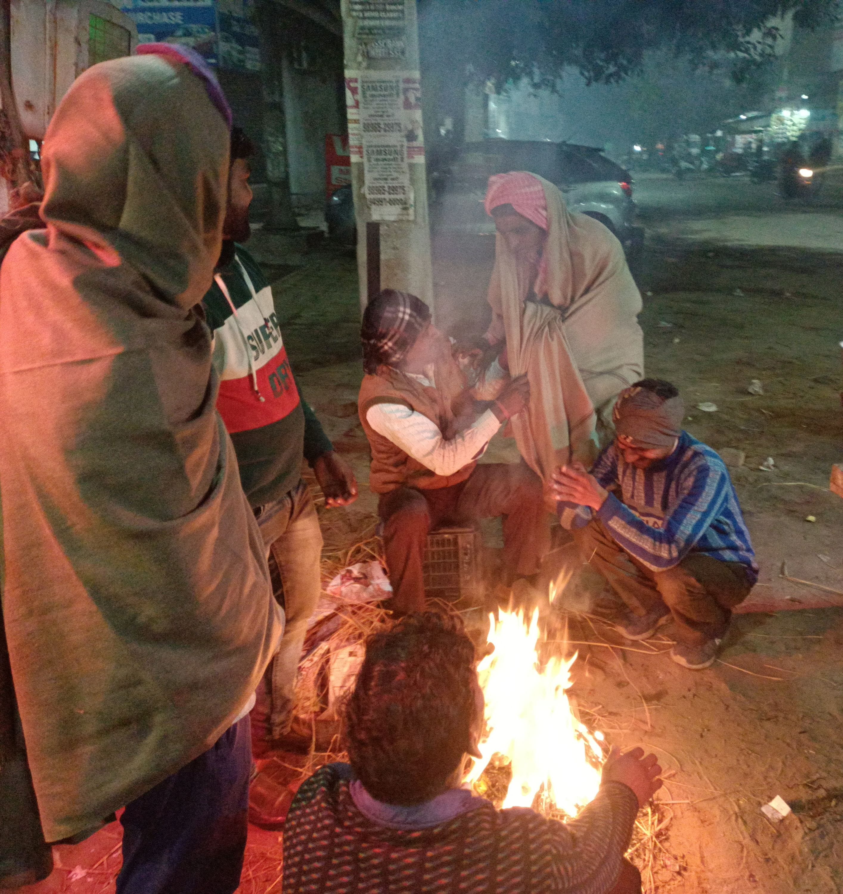 ठंड से राहत पाने के लिए अलाव जलाकर तपते लोग। संवाद ठंड से राहत पाने के लिए अलाव जलाकर तपते लोग। संवाद