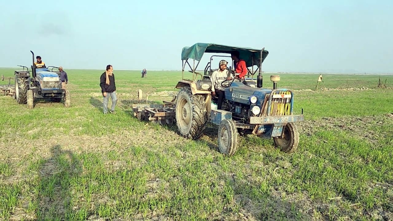 बिजनौर के रावली गंगा खादर क्षेत्र में गेंहू की फसल की जुताई करते कर्मचारी। बिजनौर के रावली गंगा खादर क्षेत्र में गेंहू की फसल की जुताई करते कर्मचारी।