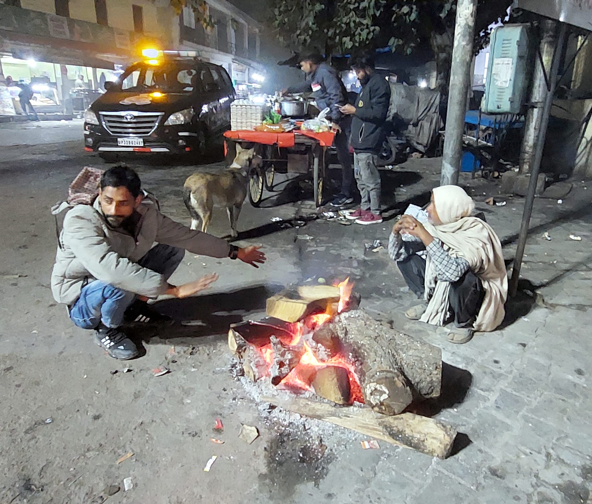 बिजनौर में रोडवेज चौराहे पर अलाव में हाथ सेकते लोग। बिजनौर में रोडवेज चौराहे पर अलाव में हाथ सेकते लोग।