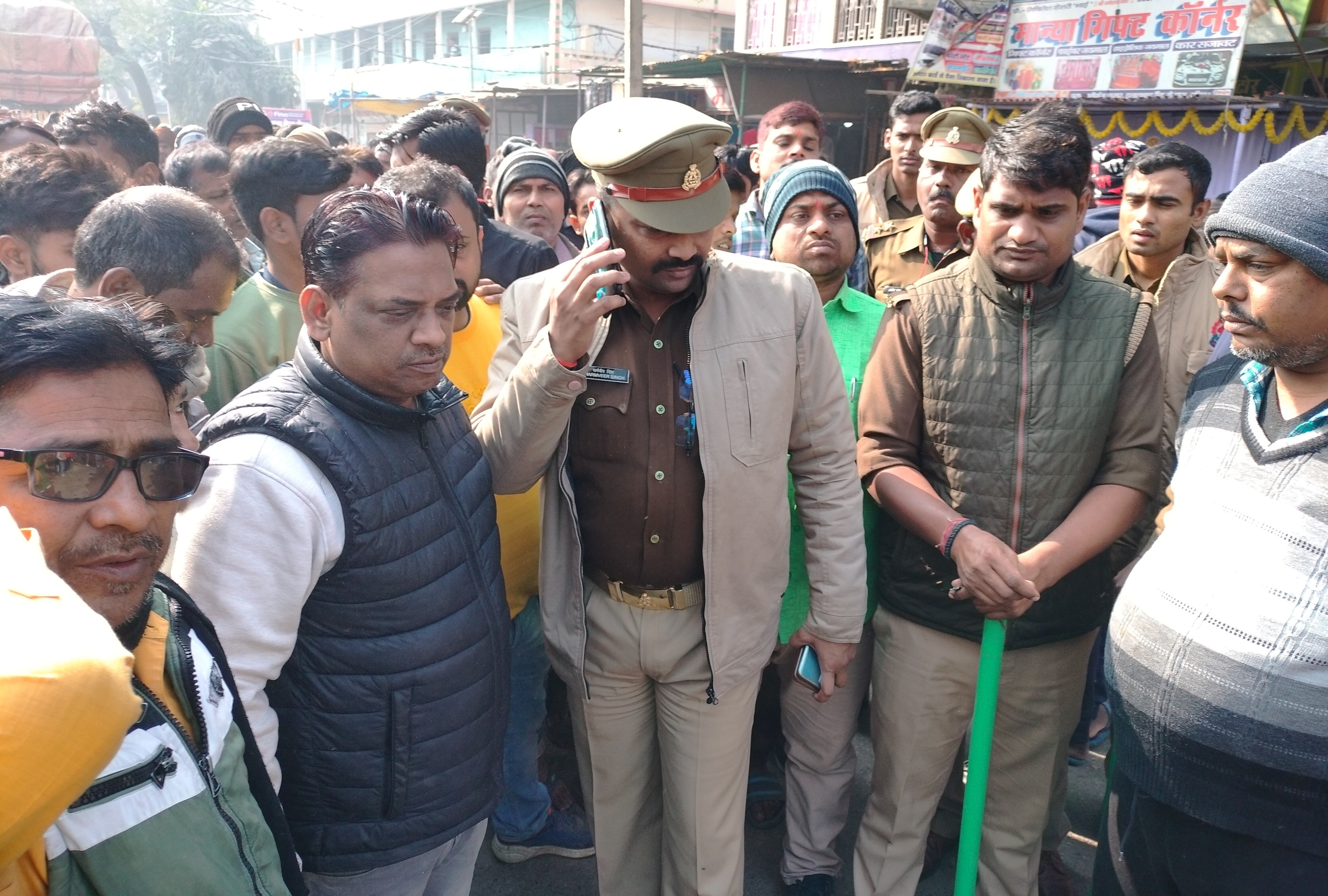 बैरिया- सुरेमनपुर मार्ग स्थित रानीगंज बैंक के समीप ट्रक की जद में आने से हुई बालक की मौत की सूचना प