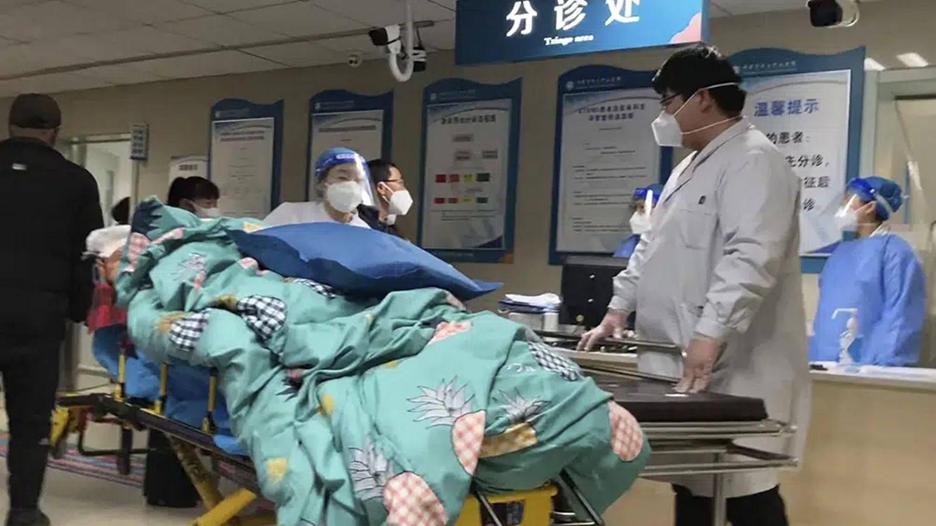 Covid19 In China:सरकारी आंकड़ों में भी नियंत्रण में नहीं मामले, अस्पतालों  के हॉल में ही मरीजों का हो रहा इलाज - Coronavirus In China Covid19 Wave  Proving Brutal For Beijing As ...