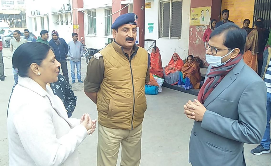 फोटो-10- महिला चिकित्सालय में मेडिकल कॉलेज की प्राचार्या वाणी गुप्ता से वार्ता करते सिटी मजिस्ट्र