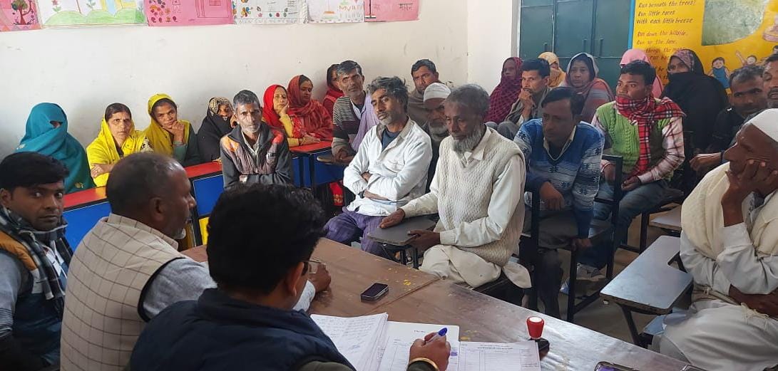 गांव शाहबुद्दीनपुर में ग्रामीणों की समस्याओं का समाधान करते पंचायत सचिव गांव शाहबुद्दीनपुर में ग्रामीणों की समस्याओं का समाधान करते पंचायत सचिव