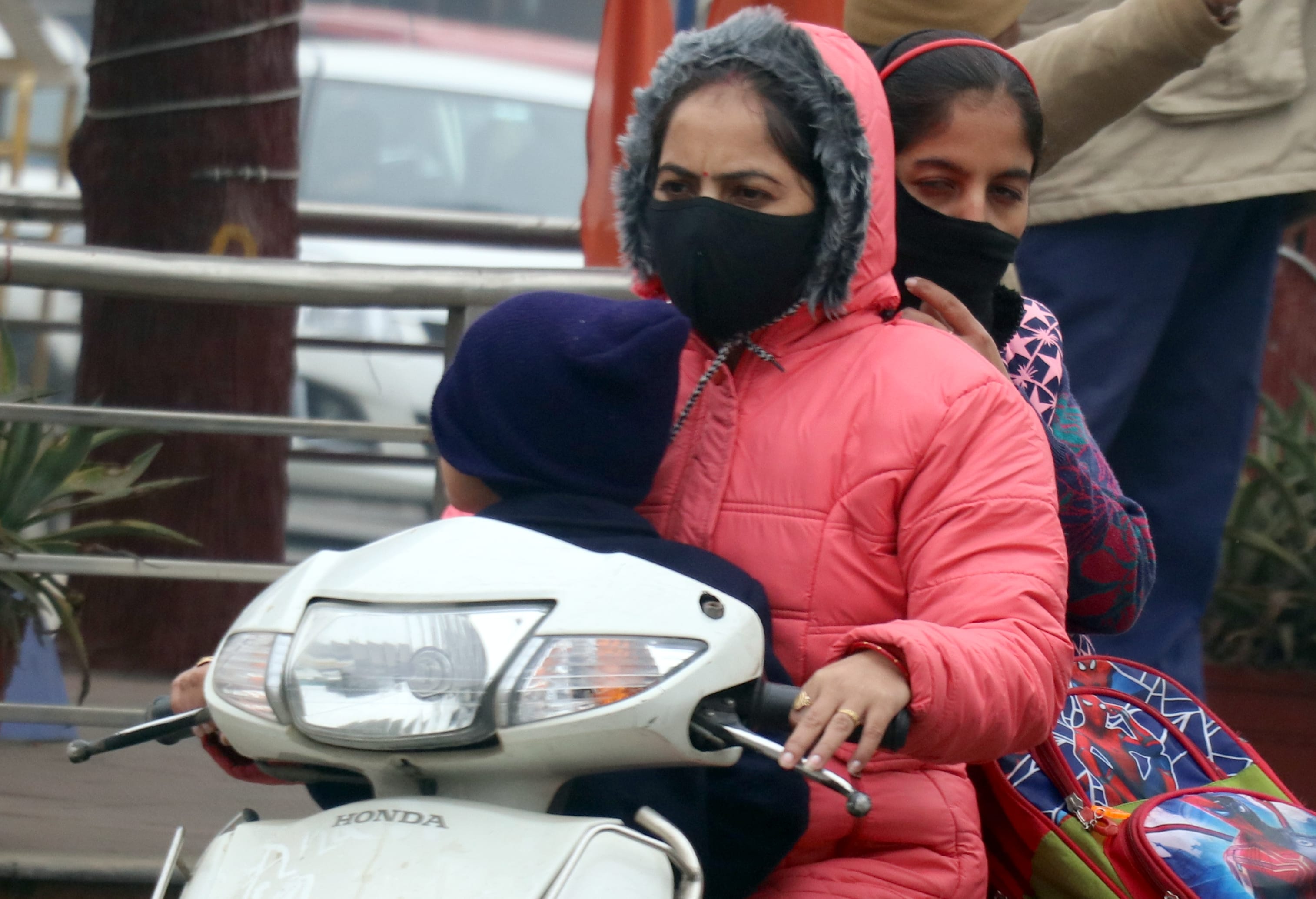 जिनौर में कड़ाके की ठंड में जाती स्कूटी सवार। जिनौर में कड़ाके की ठंड में जाती स्कूटी सवार।