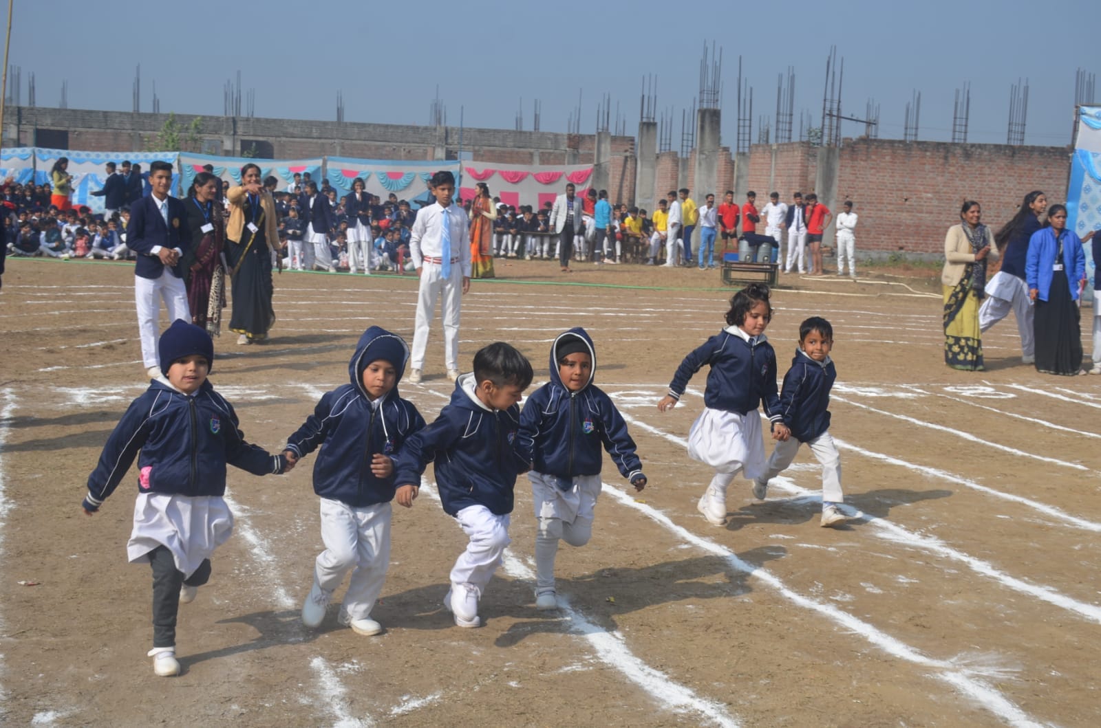 जेपीएस पब्लिक स्कूल मोरना खेल प्रतियोगिता के दौरान दौड़ते छात्र।