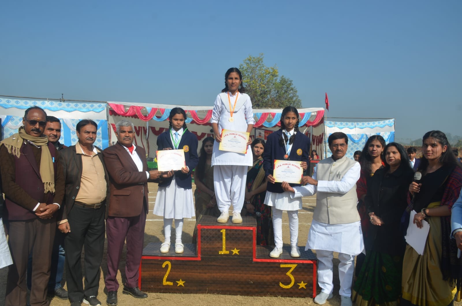 जेपीएस पब्लिक स्कूल मोरना में वार्षिक खेल प्रतियोगिता के विजेता को सम्मनित करते अतिथि।