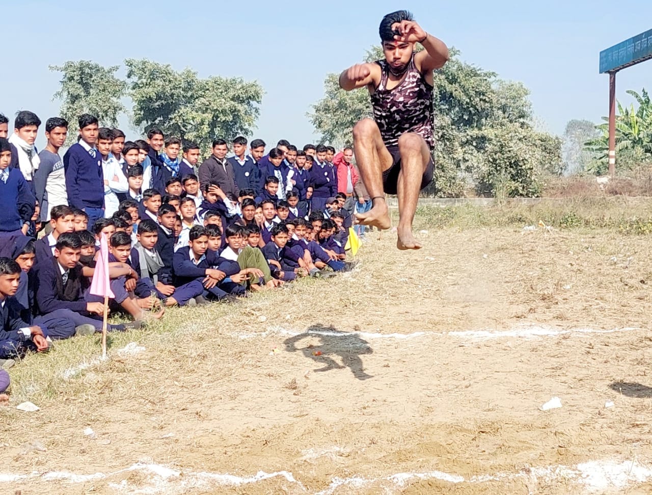 नव जनोदय इंटर कालेज में कूद लगाता छात्र नव जनोदय इंटर कालेज में कूद लगाता छात्र