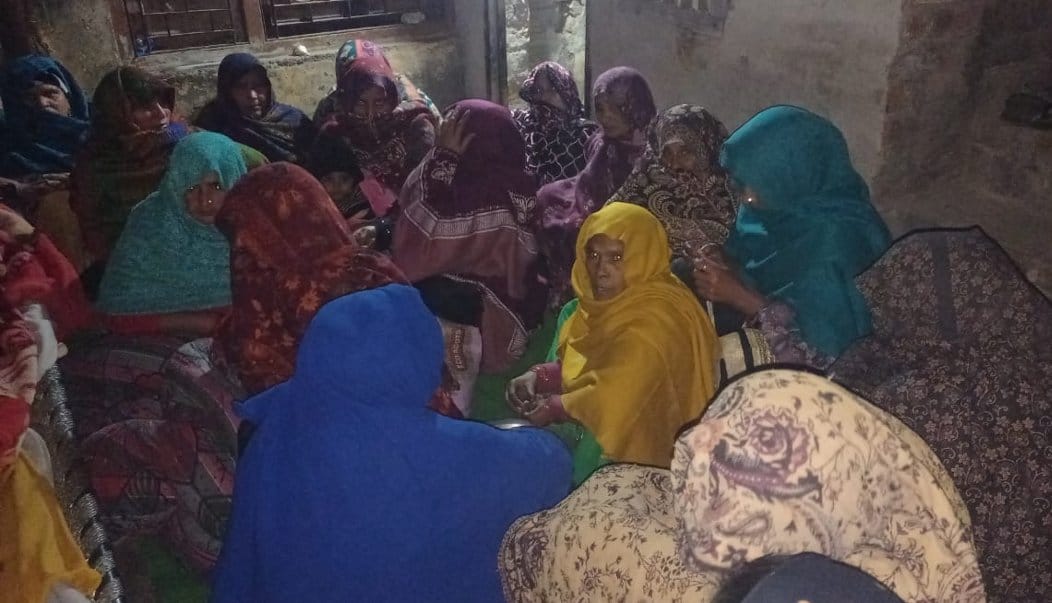 रटौल कस्बे में युवती नरगिस की मौत के बाद विलाप करते परिजन रटौल कस्बे में युवती नरगिस की मौत के बाद विलाप करते परिजन