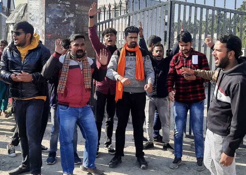 रुद्रपुर डिग्री कॉलेज गेट पर प्रदर्शन करते रोहित भट्ट व समर्थक।