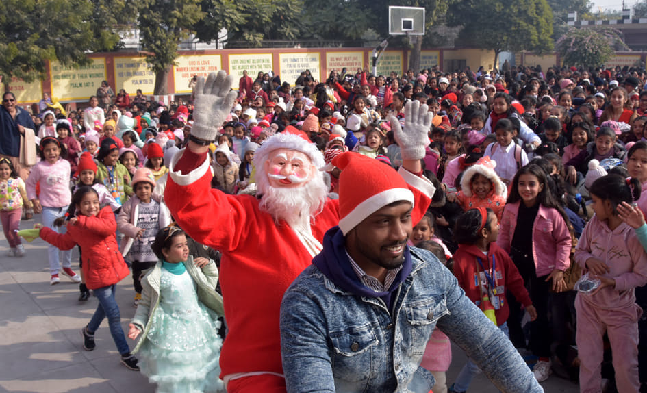 सोफिया गर्ल्स इंग्लिश मीडियम स्कूल में क्रिसमस पर आयोजित कार्यक्रम में बच्चो के साथ मस्ती करता ?