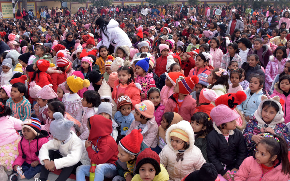सोफिया गर्ल्स इंग्लिश मीडियम स्कूल में क्रिसमस पर आयोजित कार्यक्रम में गर्म कपड़ो के साथ कार्यक