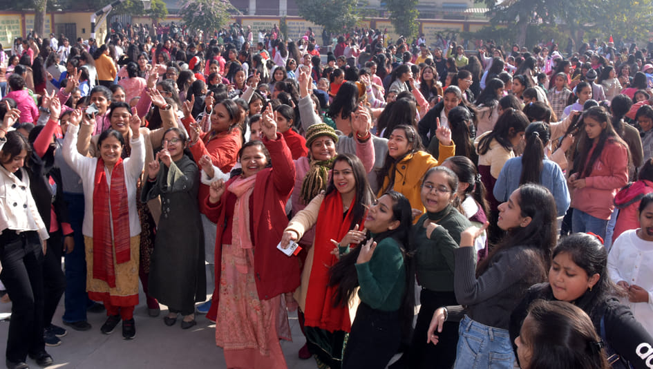 सोफिया गर्ल्स इंग्लिश मीडियम स्कूल में क्रिसमस पर आयोजित कार्यक्रम में प्रस्तुति देती छात्राए?