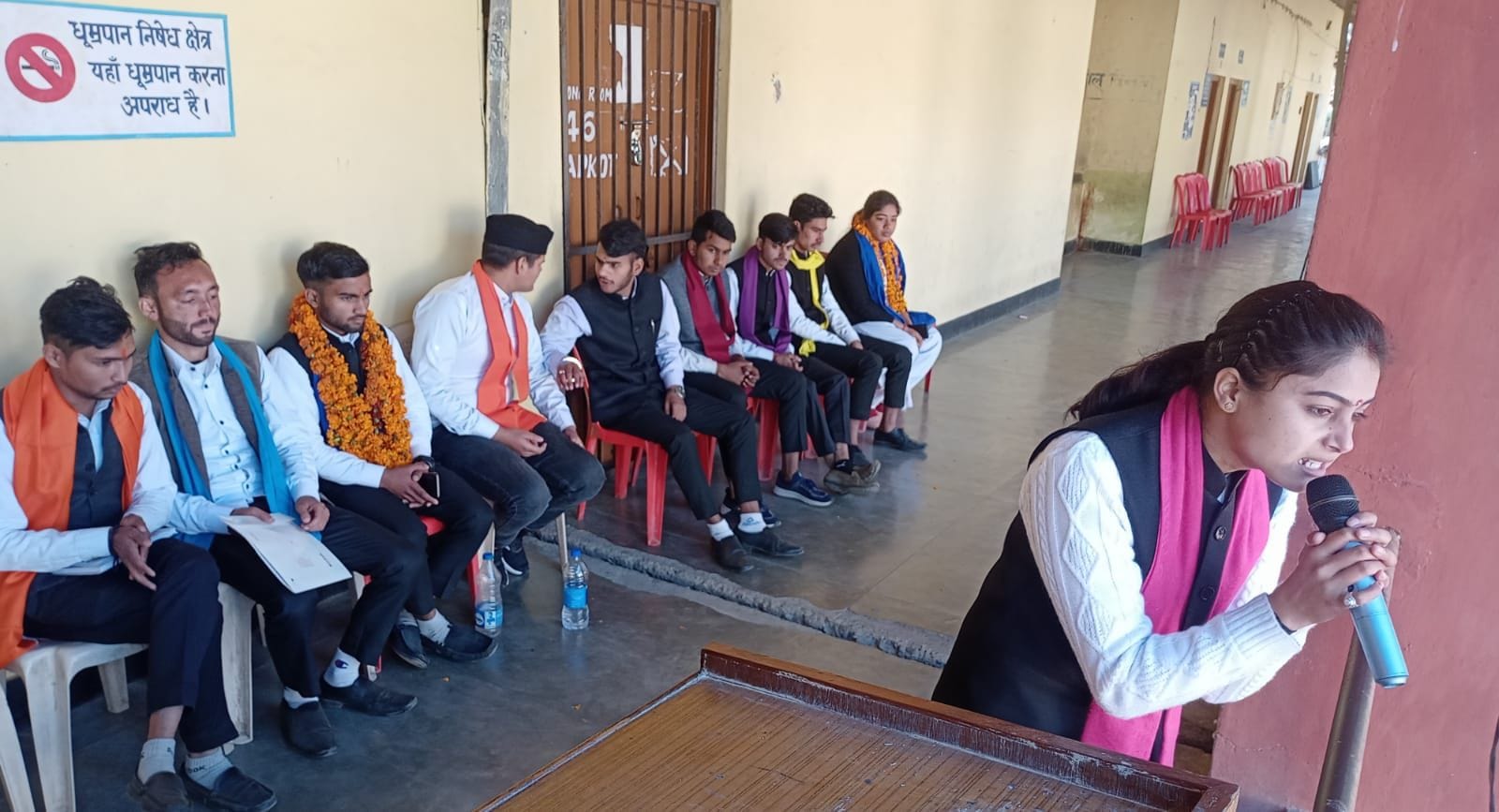 बागेश्वर पीजी कॉलेज में छात्रसंघ चुनाव के लिए अपने विचार रखतीं निर्दलीय प्रत्याशी हेमलता, मंच प? बागेश्वर पीजी कॉलेज में छात्रसंघ चुनाव के लिए अपने विचार रखतीं निर्दलीय प्रत्याशी हेमलता, मंच प?