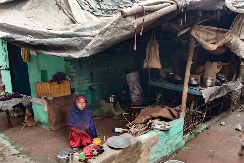 हकीमपुरा में तिरपाल में बैठी मौसम। हकीमपुरा में तिरपाल में बैठी मौसम।