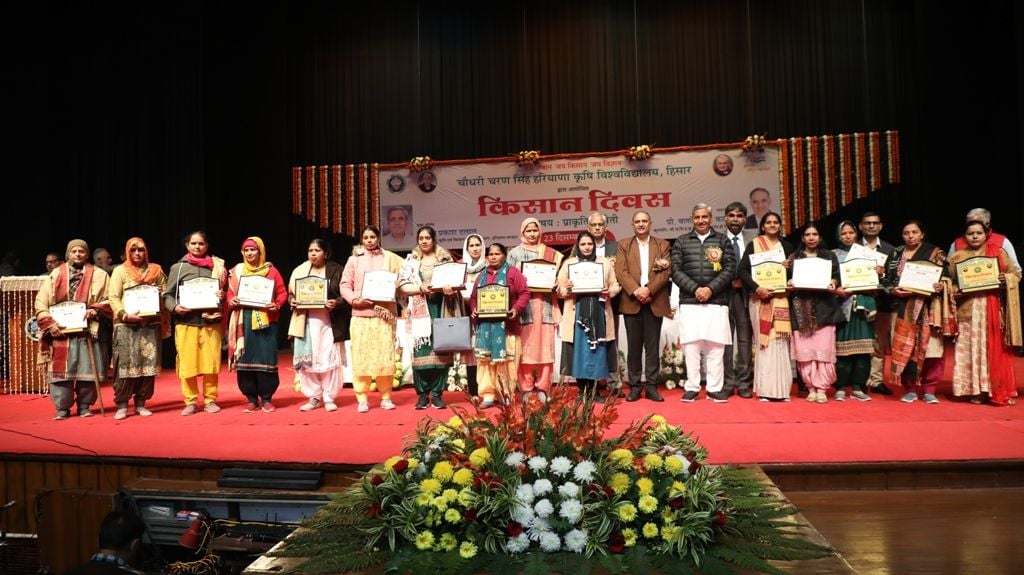 हिसार- प्रगतिशील महिला किसानों को सम्मानित करते प्रदेश के कृषि मंत्री जेपी दलाल, एचएयू कुलपति प्? हिसार- प्रगतिशील महिला किसानों को सम्मानित करते प्रदेश के कृषि मंत्री जेपी दलाल, एचएयू कुलपति प्?
