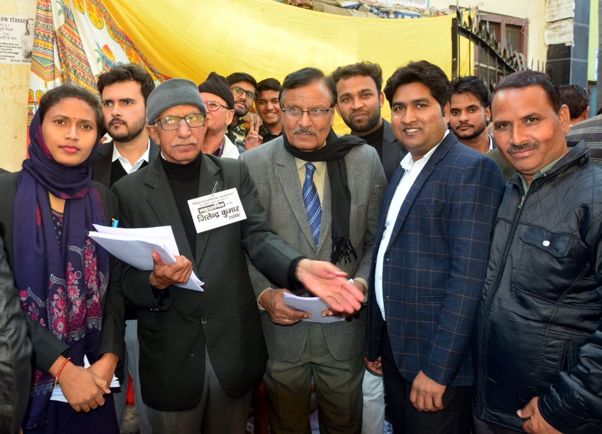 जिला बार संघ के चुनाव में मतदान के दौरान मौजूद अधिवक्ता। जिला बार संघ के चुनाव में मतदान के दौरान मौजूद अधिवक्ता।