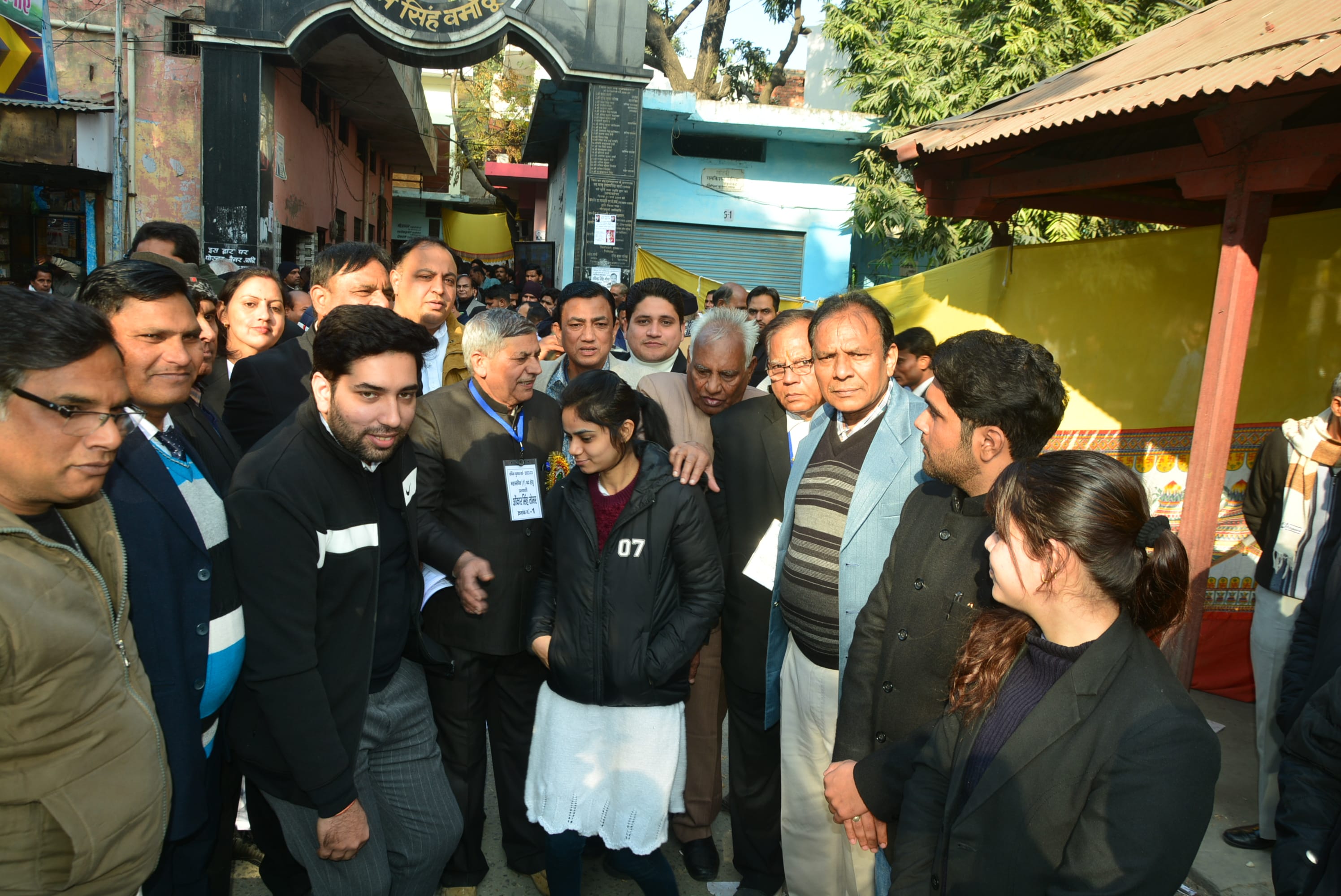 जिला बार संघ के चुनाव में मतदान के दौरान मौजूद अधिवक्ता। जिला बार संघ के चुनाव में मतदान के दौरान मौजूद अधिवक्ता।