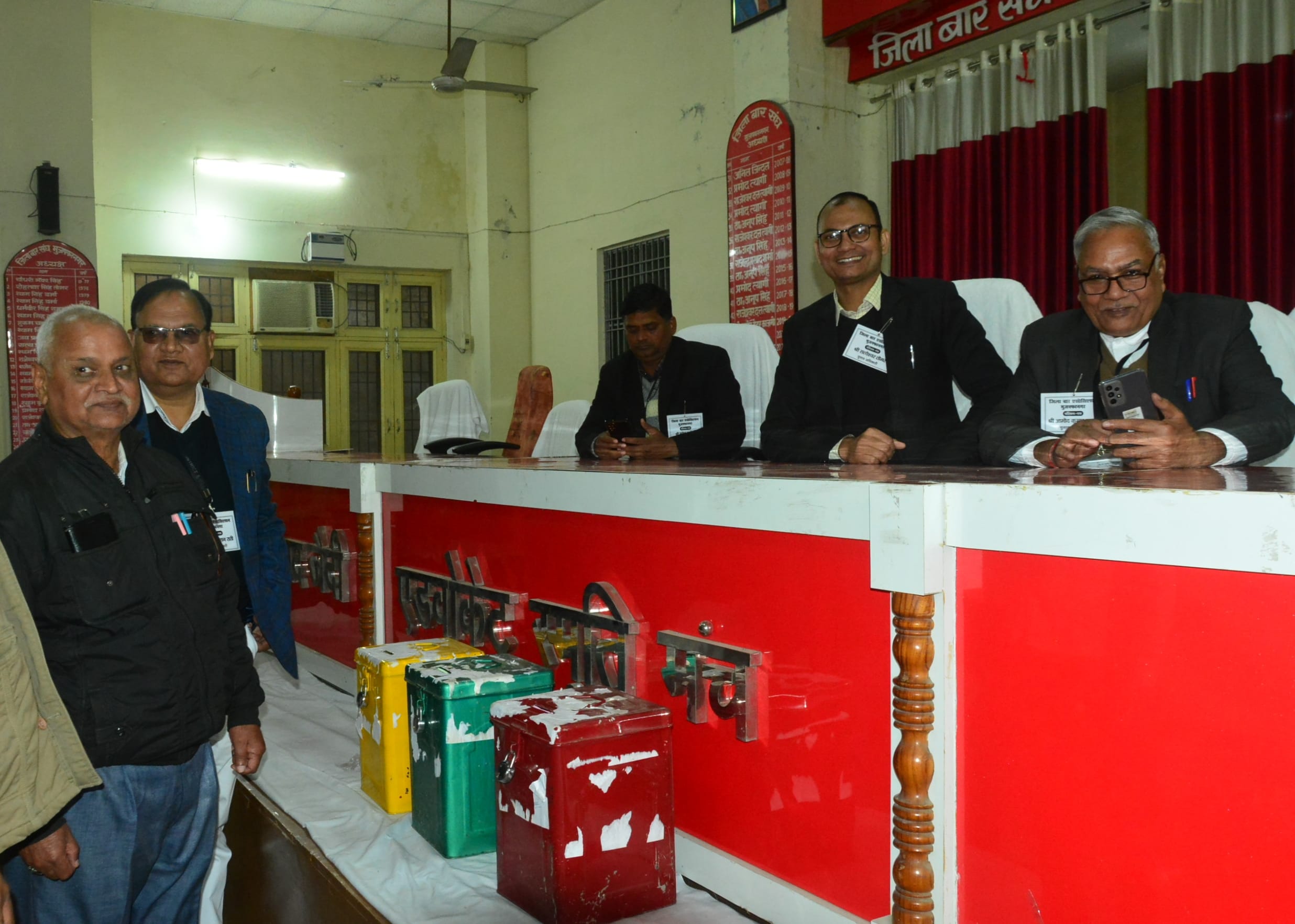 जिला बार संघ के चुनाव में मतदान के दौरान व्यवस्था का निरीक्षण करते मतदान अधिकारी।। जिला बार संघ के चुनाव में मतदान के दौरान व्यवस्था का निरीक्षण करते मतदान अधिकारी।।