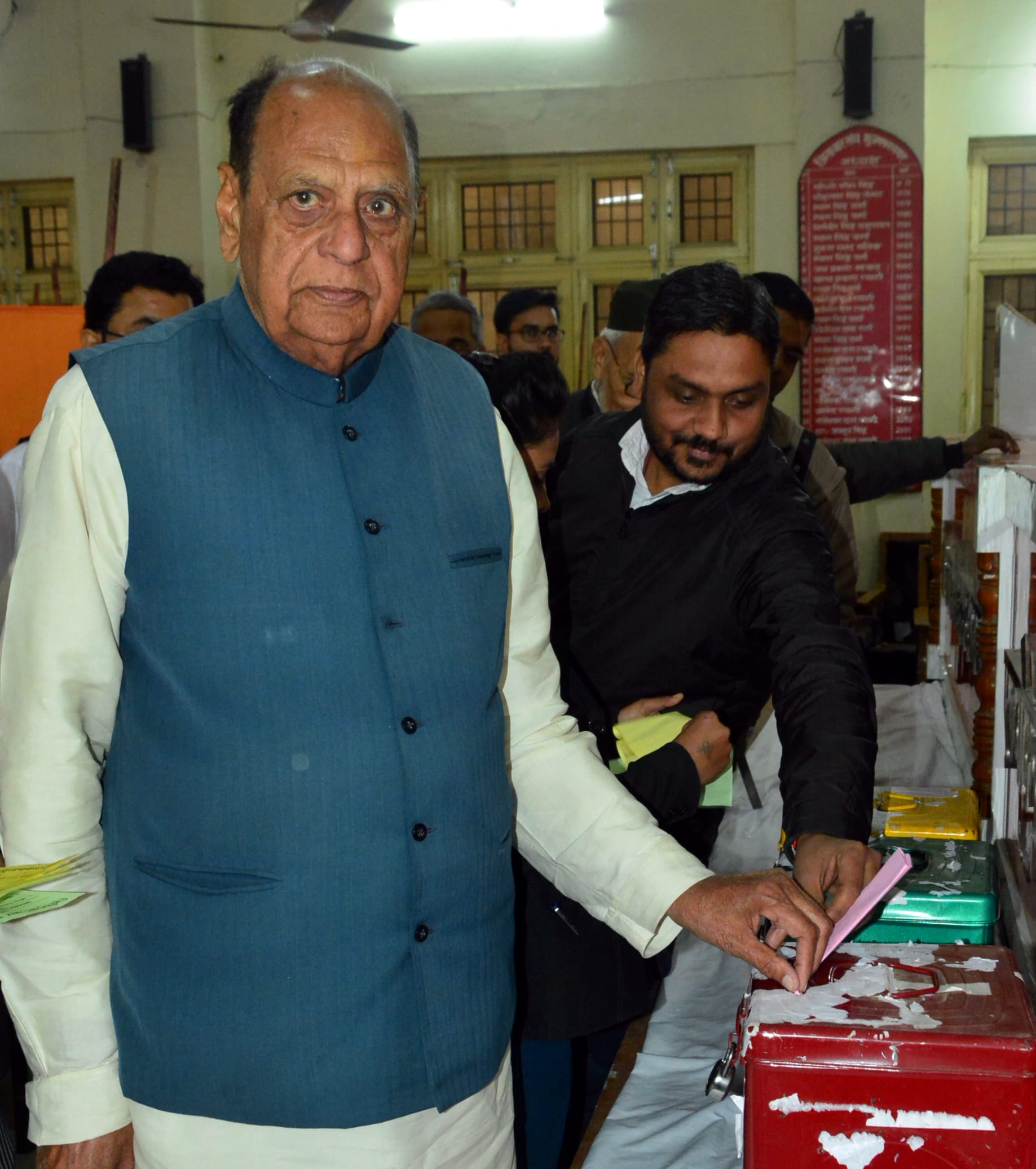 जिल बार संघ के चुनाव में मतदान करते पूर्व मंत्री धर्मवीर बालियान। जिल बार संघ के चुनाव में मतदान करते पूर्व मंत्री धर्मवीर बालियान।