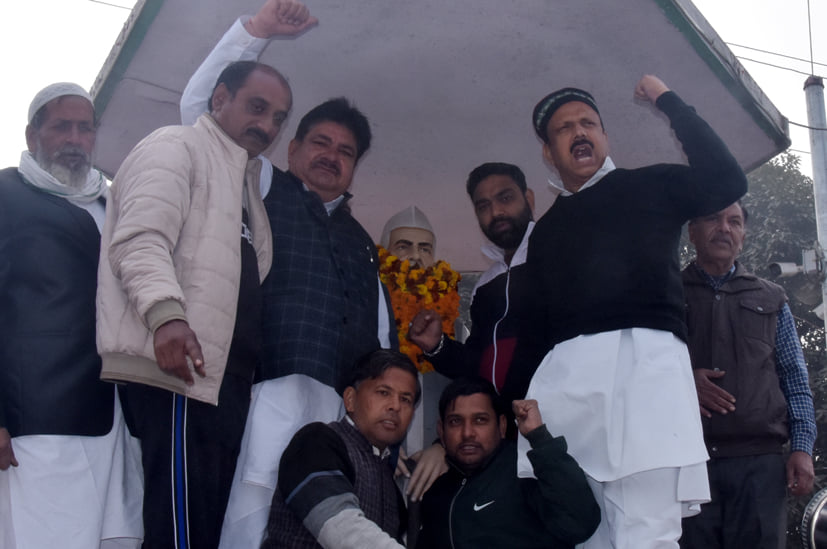 पूर्व प्रधानमंत्री चौधरी चरण सिंह जी की 120 वीं जयंती पर उनकी मूर्ति पुष्पअर्पित करते रालोद कार्य?