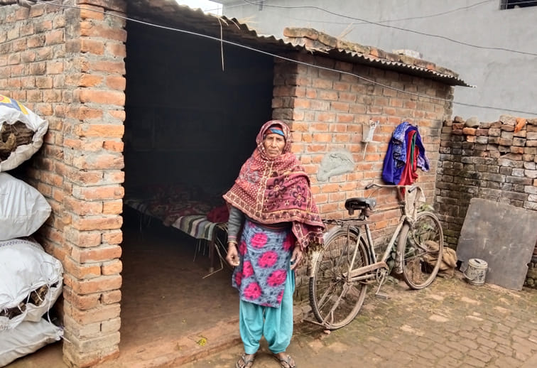 टीन डले मकान के बाहर खड़ी सुन्हैरी। टीन डले मकान के बाहर खड़ी सुन्हैरी।
