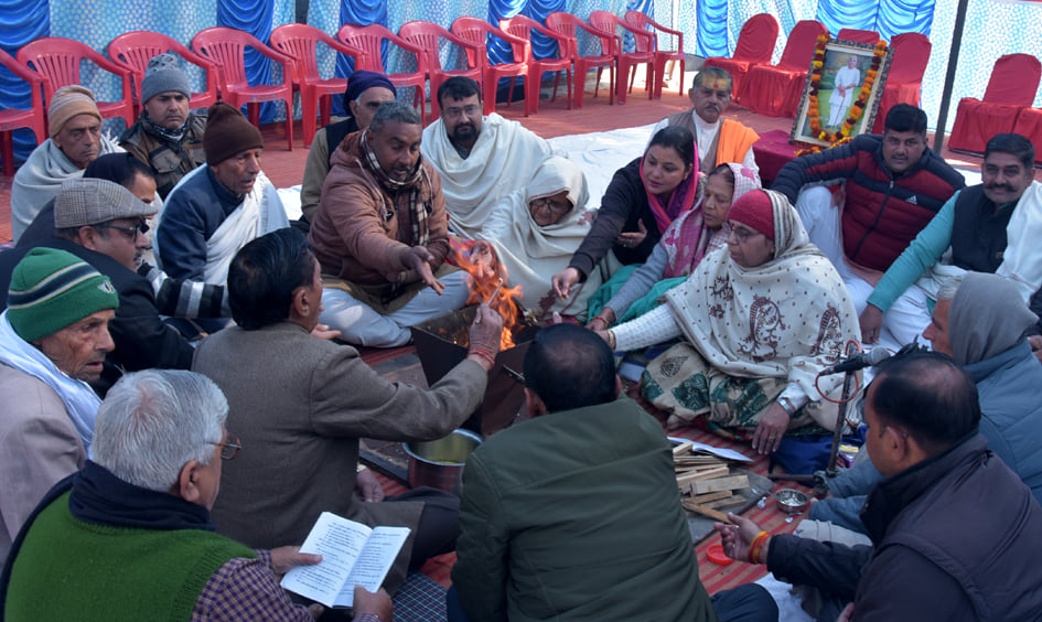 दयाल कॉलोनी में पूर्व प्रधानमंत्री चौधरी चरण सिंह जी की 120 वीं जयंती पर हवन यज्ञ करते जाट महासभा क?