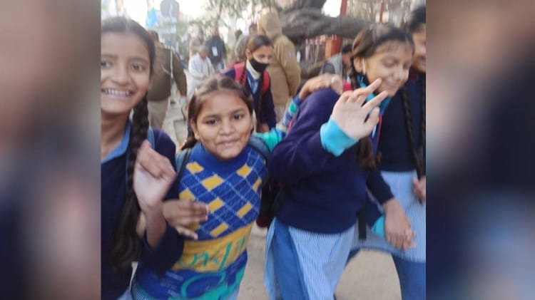 भारत जोड़ो यात्रा के साथ चल रहे बच्चे।