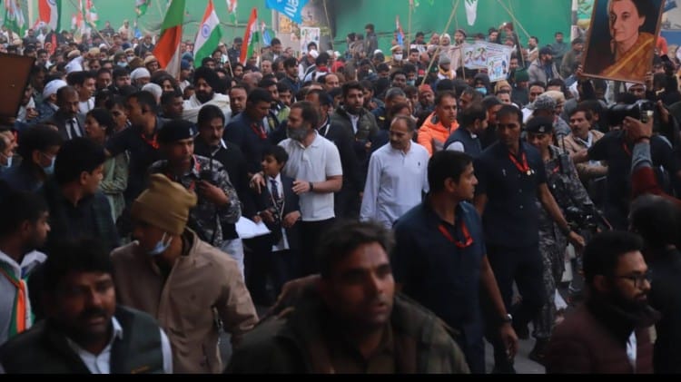 भारत जोड़ो यात्रा में स्कूली छात्र भी शामिल हुआ।