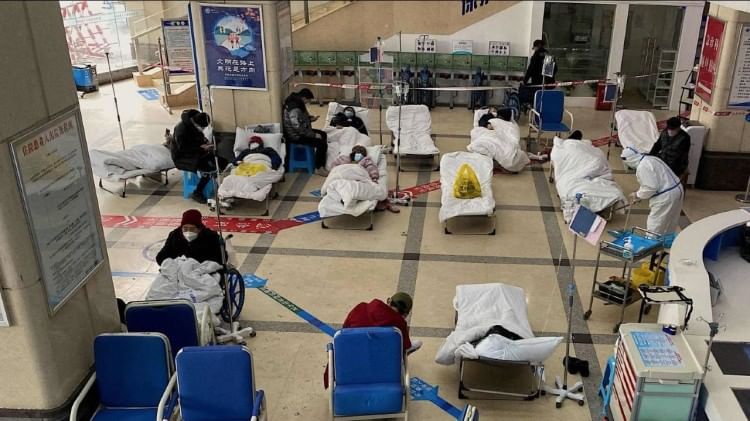 चीन में अस्पताल के गलियारे में बेड डालकर मरीजों का इलाज किया जा रहा।