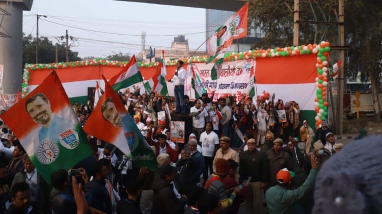 राहुल गांधी के स्वागत को खड़े समर्थक।