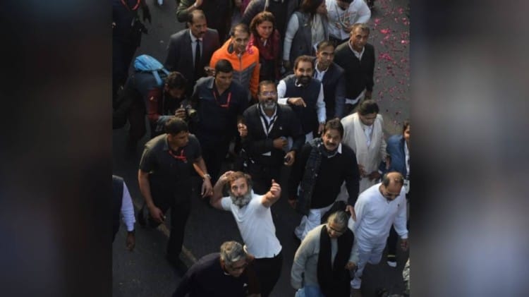 समर्थकों को टॉफी देते राहुल गांधी।