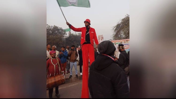 यात्रा में आकर्षण का केंद्र का रहा यह शख्स।