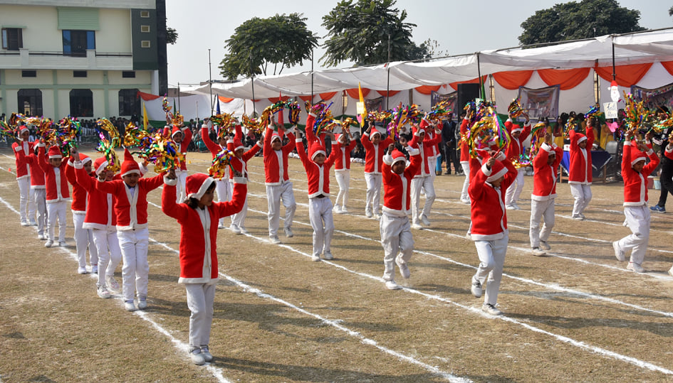चिलकाना रोड स्थित एल्पाइन पब्लिक स्कूल में स्पोर्टस डे पर आयोजित प्रतियोगिता में प्रस्तुति देत?
