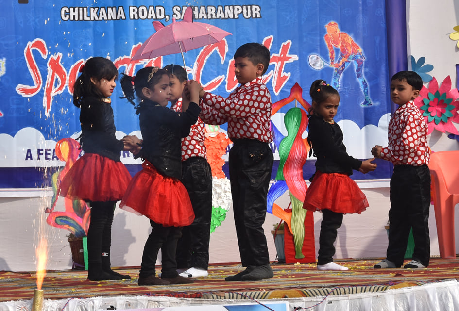 चिलकाना रोड स्थित एल्पाइन पब्लिक स्कूल में स्पोर्टस डे पर आयोजित प्रतियोगिता में प्रस्तुति देत?