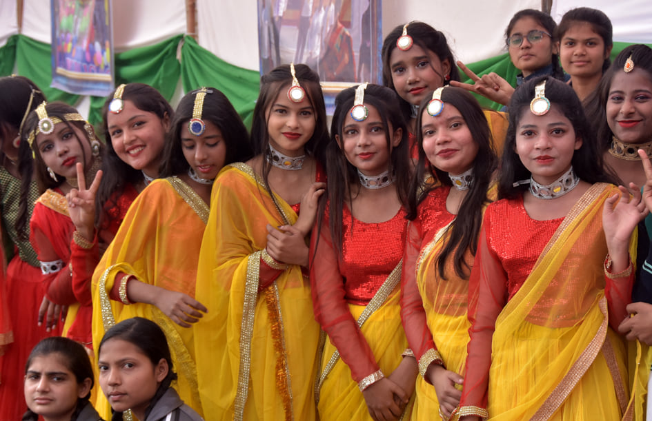 चिलकाना रोड स्थित एल्पाइन पब्लिक स्कूल में स्पोर्टस डे पर आयोजित प्रतियोगिता में सजी छात्राएं