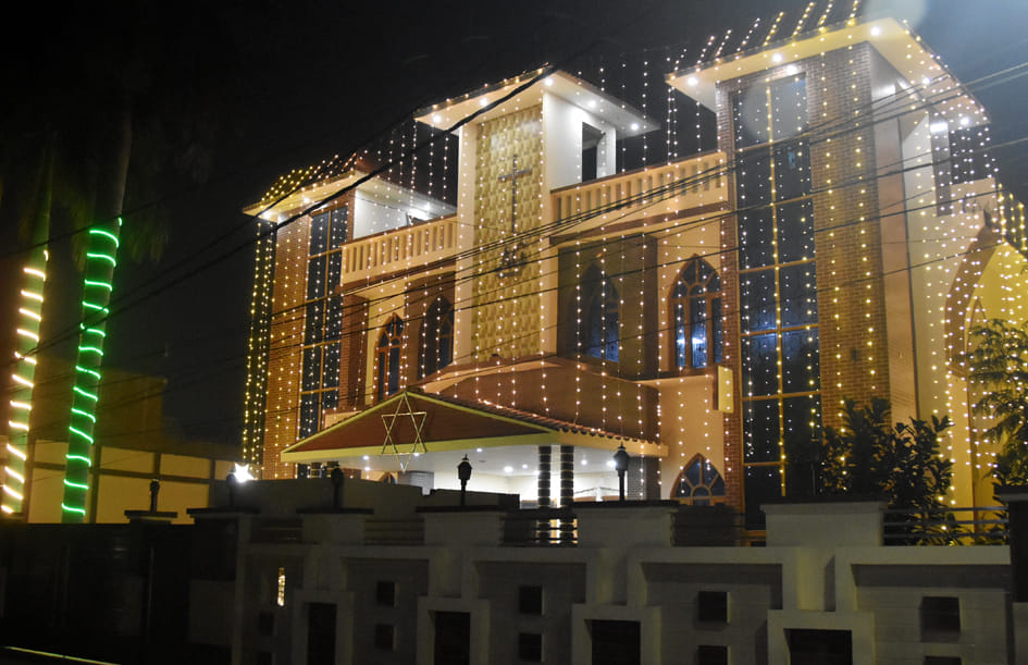 क्रिसमस पर सजा गिल कॉलोनी का चर्च क्रिसमस पर सजा गिल कॉलोनी का चर्च