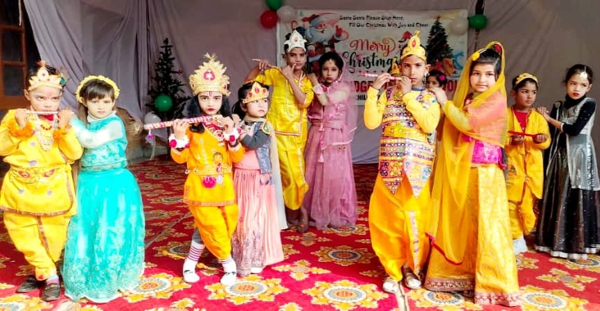 न्यू कैंब्रिज स्कूल सुलतानपुर में सांस्कृतिक प्रस्तुति देते बच्चें
