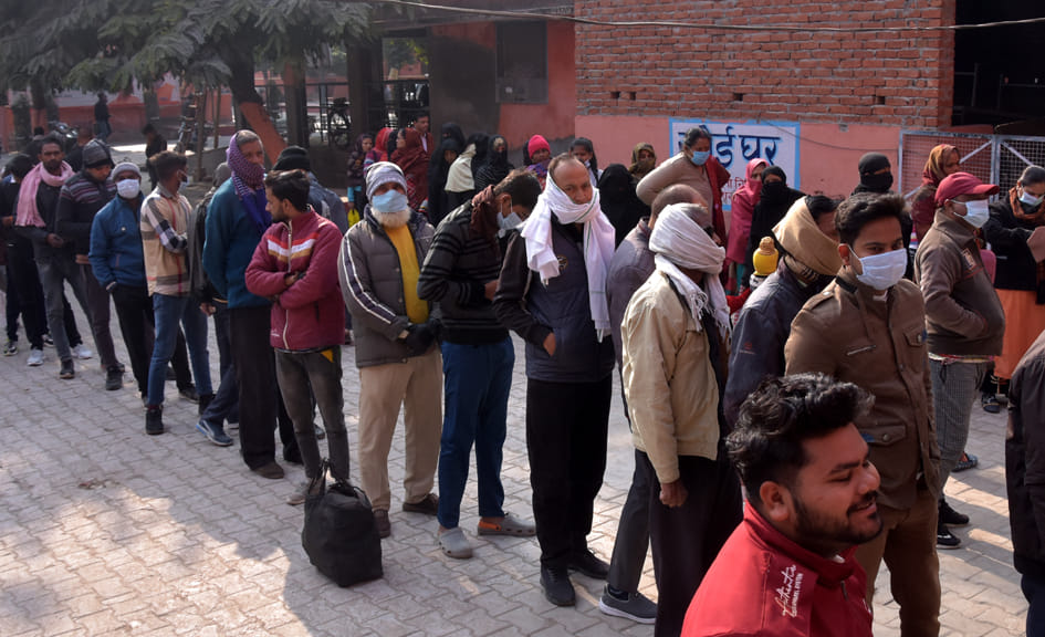ओपीडी का पु्चा बनवाने के लिए बिना मास्क के लाइन में लगे अधिकांश मरीज