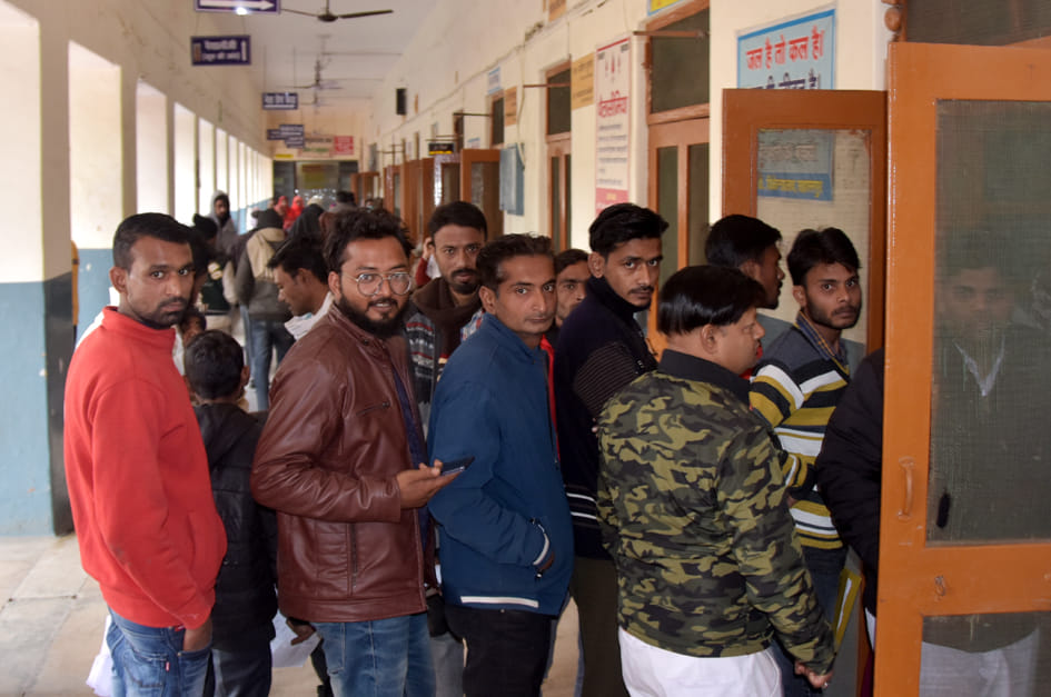 ओपीडी में बिना मास्क के लाइन में खड़े मरीज