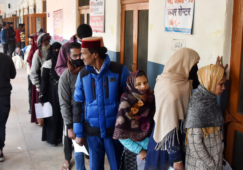 ओपीडी में बिना मास्क के लाइन में खड़े मरीज