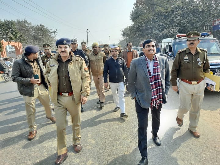 शहर का पैदल मार्च करते डीएम और एसएसपी