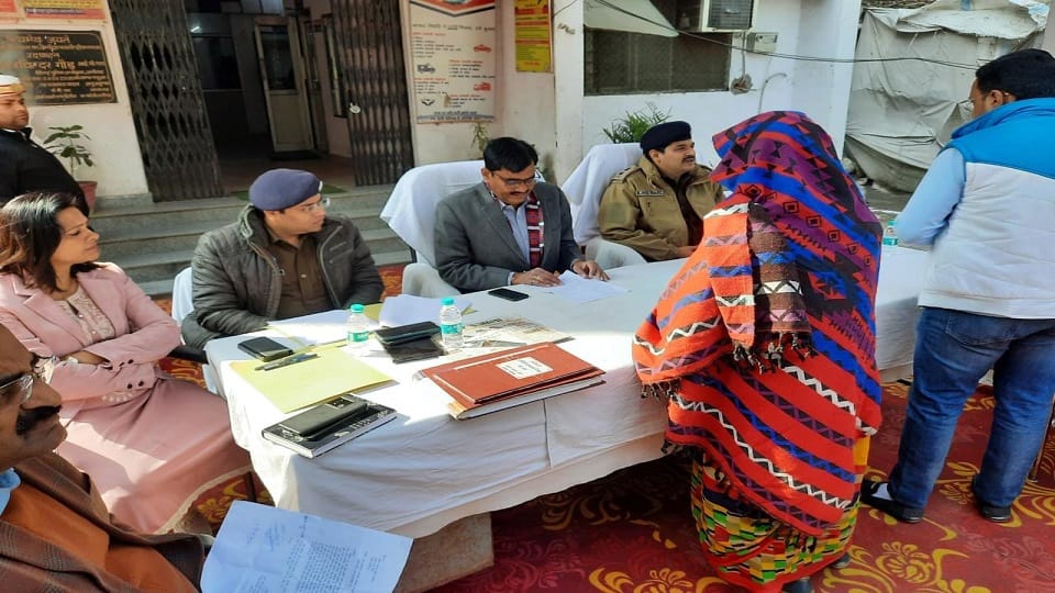 थाना दिवस में समस्या सुनते डीएम इंद्र विक्रम सिंह