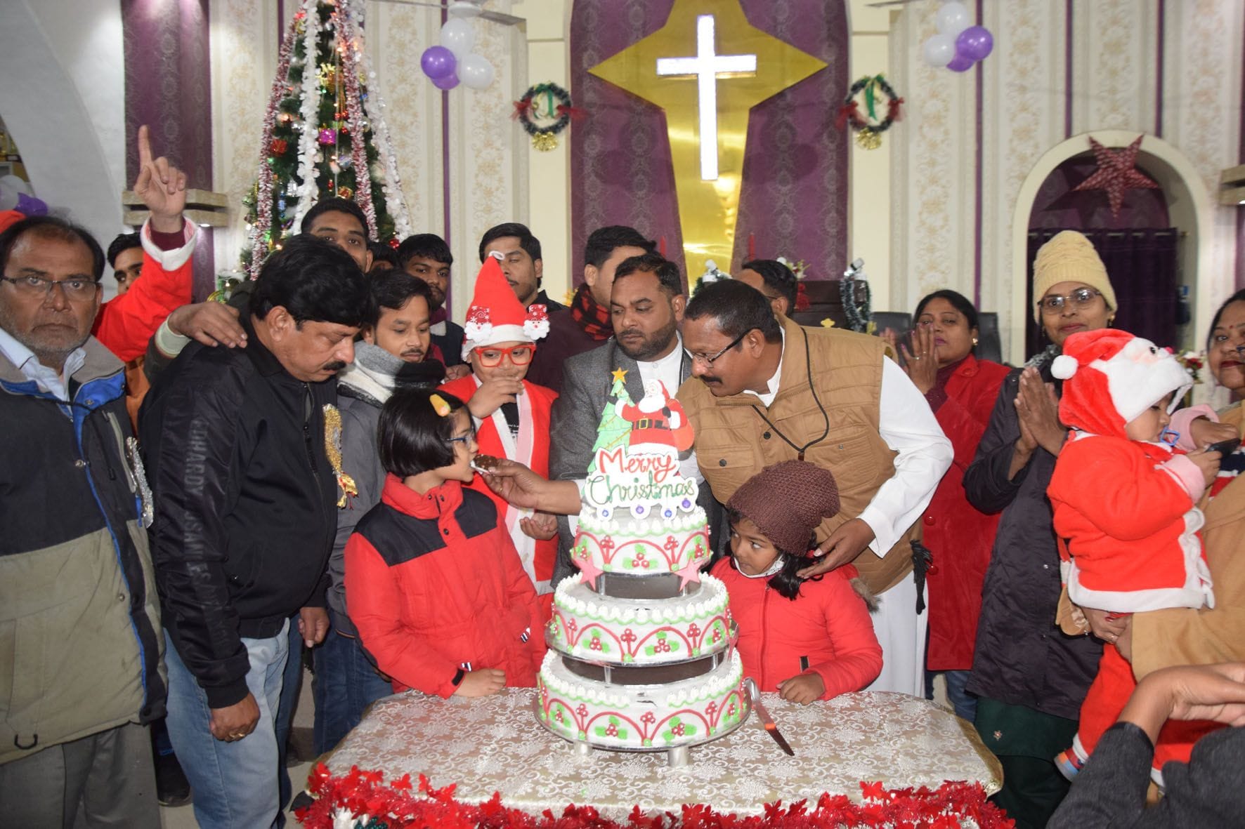 बन्नादेवी सेंट्रल मैथोडिस्ट चर्च में क्रिसमस डे पर प्रभु ईशू मसीह के जन्मदिन पर केक काटकर बच्चो? बन्नादेवी सेंट्रल मैथोडिस्ट चर्च में क्रिसमस डे पर प्रभु ईशू मसीह के जन्मदिन पर केक काटकर बच्चो?
