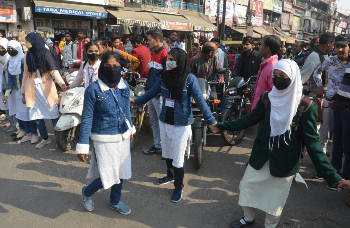 फीस वद्वि के विरोध में शिव चौक पर प्रदर्शन करती जैन कन्या महाविद्वायलय की छात्राएं।